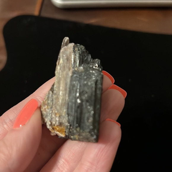 Black Tourmaline Golden Mica / Protection - Picture 2 of 8